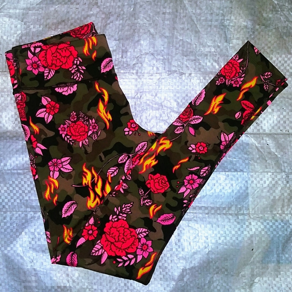 Zumba Green Camo Leggings size Small Spicy or Large Lovely Roses Revolution